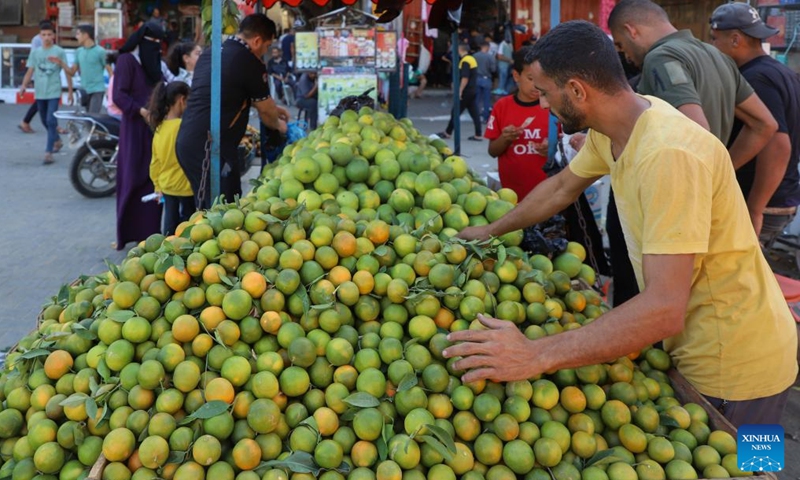 People are seen at a market in the southern Gaza Strip city of Khan Younis Nov. 4, 2023. (Photo: Xinhua)