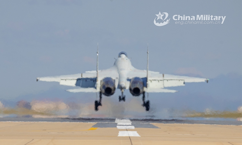 A fighter jet attached to a base under the PLA Naval Aviation University lands on the runway after a flight training exercise on October 10, 2023. (Photo: eng.chinamil.com.cn)
