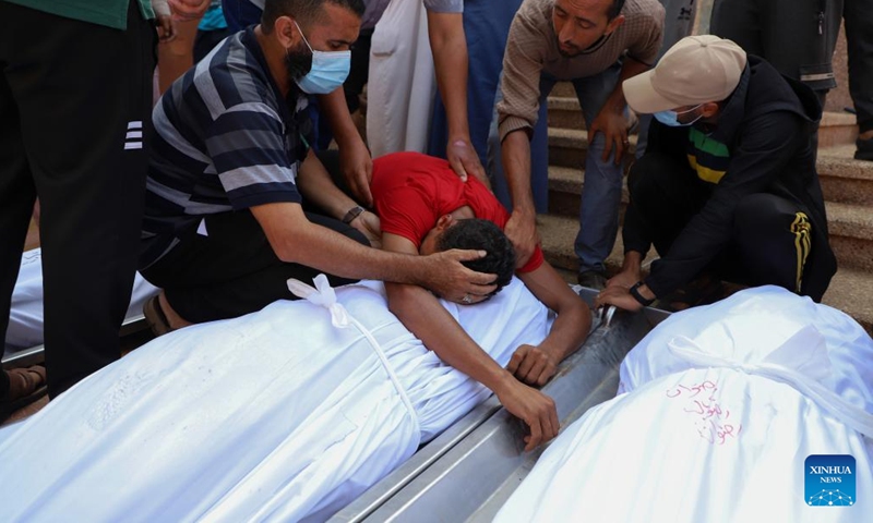 People mourn for victims killed in the Palestinian-Israeli conflict in the southern Gaza Strip city of Khan Younis, on Nov. 5, 2023. (Photo: Xinhua)