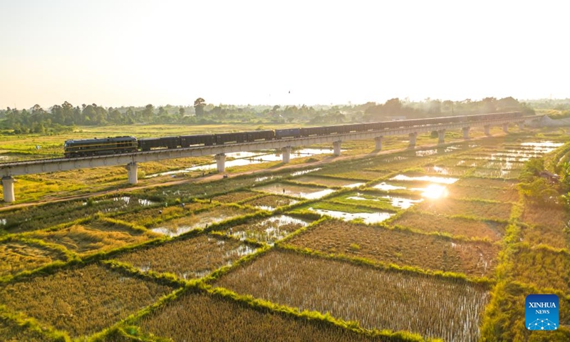 This aerial photo taken on Nov. 4, 2023 shows farmers working in a grain field in Vientiane, Laos. Laos has ushered in the harvest season. (Photo: Xinhua)