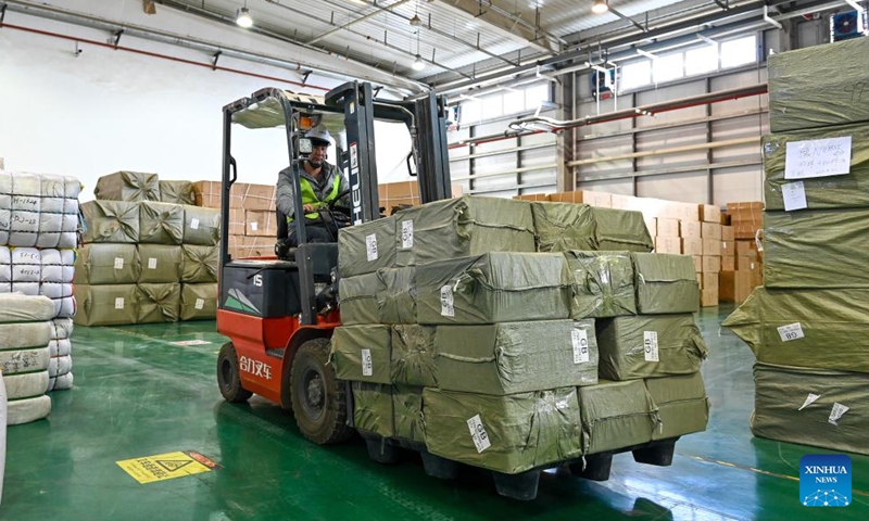 A staff member loads exported goods at a logistics center in the comprehensive bonded zone in Kashgar Prefecture, northwest China's Xinjiang Uygur Autonomous Region, Nov. 4, 2023. (Photo: Xinhua)