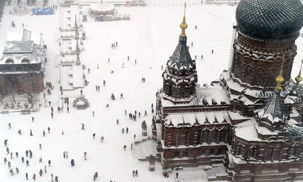 Saint Sophia Cathedral in Harbin, the capital city of Northeast China's Heilongjiang Province, attracts many residents and tourists as heavy snow arrives on November 6, 2023. The local government issued a red alert for heavy snow and told residents to be prepared for the sharp drop in temperature. Photo: VCG