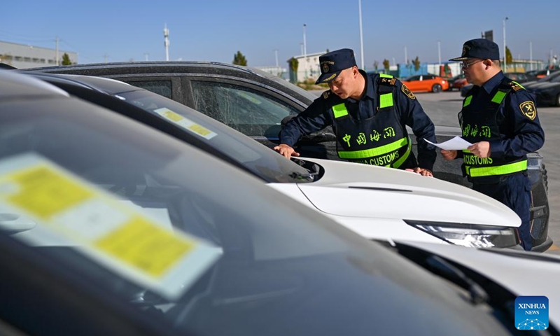 Customs officers check exported vehicles in the comprehensive bonded zone in Kashgar Prefecture, northwest China's Xinjiang Uygur Autonomous Region, Nov. 4, 2023. (Photo: Xinhua)