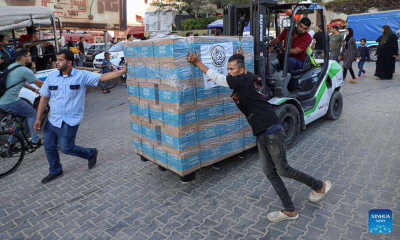 Workers deliver relief supplies in the southern Gaza Strip city of Khan Younis Nov. 4, 2023. (Photo: Xinhua)