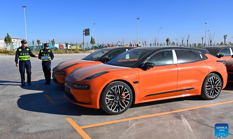 Customs officers check exported vehicles in the comprehensive bonded zone in Kashgar Prefecture, northwest China's Xinjiang Uygur Autonomous Region, Nov. 4, 2023. (Photo: Xinhua)