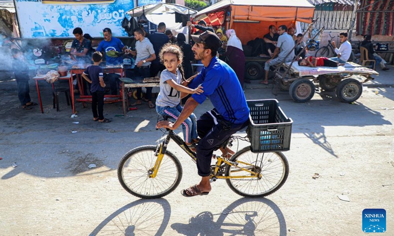 People are seen at a market in the southern Gaza Strip city of Khan Younis Nov. 4, 2023. (Photo: Xinhua)