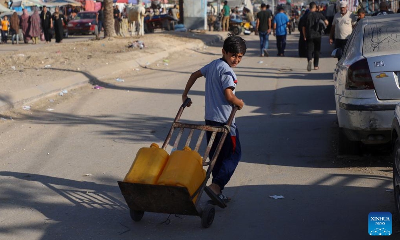 People are seen at a market in the southern Gaza Strip city of Khan Younis Nov. 4, 2023. (Photo: Xinhua)