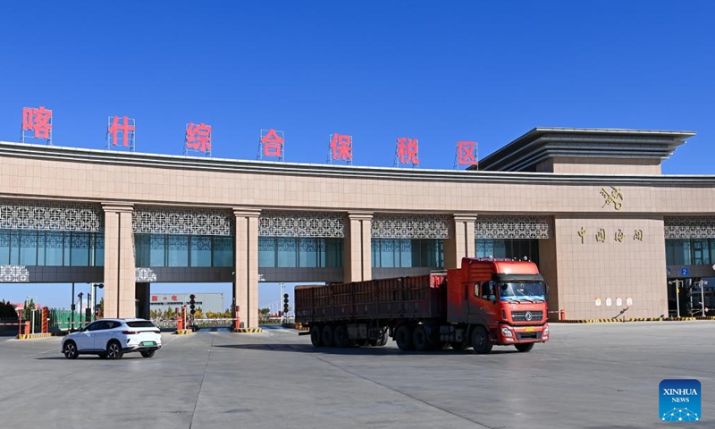 A truck drives out of the comprehensive bonded zone in Kashgar Prefecture, northwest China's Xinjiang Uygur Autonomous Region, Nov. 4, 2023. (Photo: Xinhua)