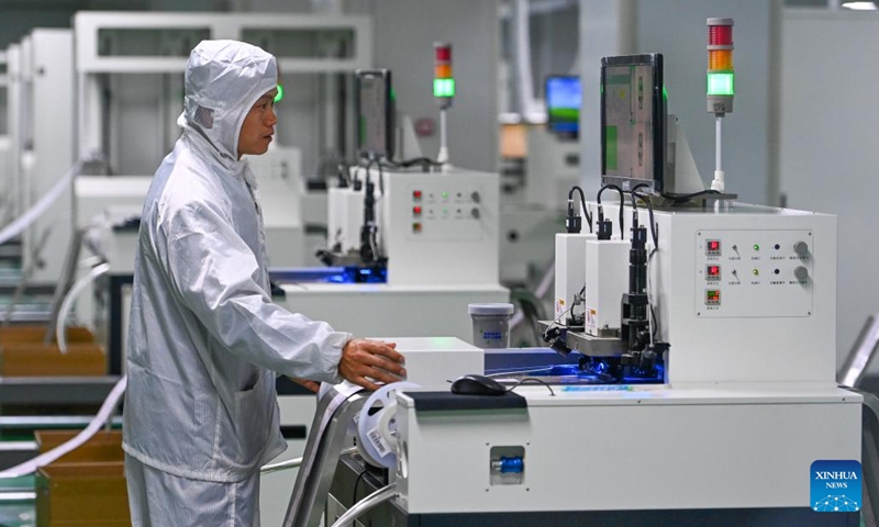 A staff member works at the workshop of an electronic technology company in the comprehensive bonded zone in Kashgar Prefecture, northwest China's Xinjiang Uygur Autonomous Region, Nov. 4, 2023. (Photo: Xinhua)