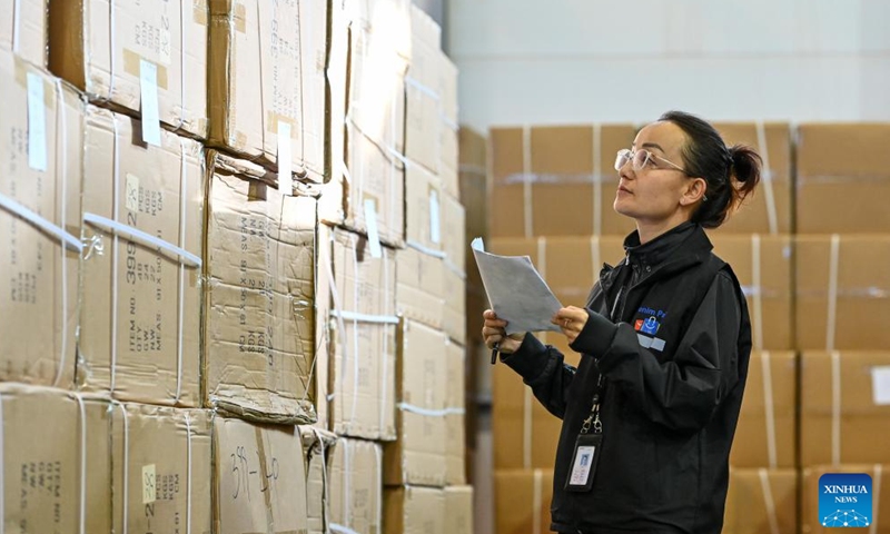 A staff member checks exported goods at a logistics center in the comprehensive bonded zone in Kashgar Prefecture, northwest China's Xinjiang Uygur Autonomous Region, Nov. 4, 2023. (Photo: Xinhua)