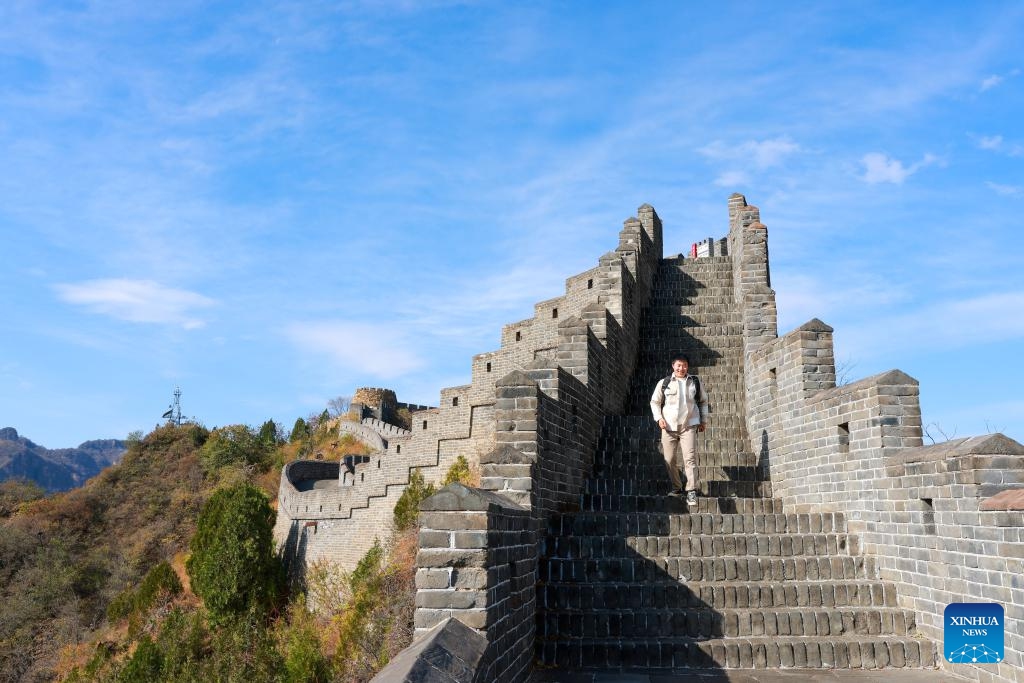 Tourists visit the Taipingzhai section of the Huangyaguan Great Wall in Jizhou District of Tianjin, north China, Nov. 6, 2023.(Photo: Xinhua)