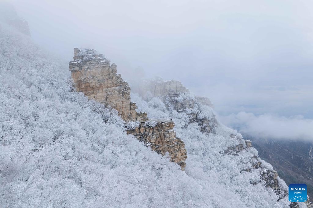 This photo taken on Nov. 5, 2023 shows the scenery of snow-covered Baishi Mountain in Laiyuan County, north China's Hebei Province.(Photo: Xinhua)