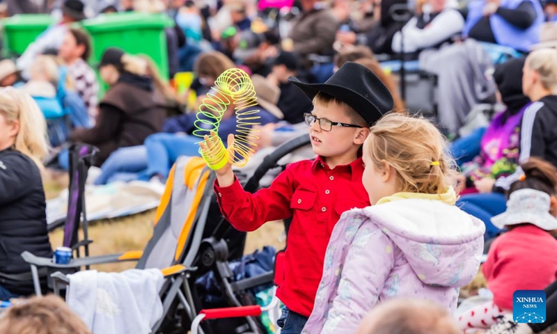 Children watch a rodeo at the Bungendore Rodeo 2023 in Bungendore, Australia, Nov. 5, 2023. The Bungendore Rodeo 2023 attracts top competitors from across the world.(Photo: Xinhua)