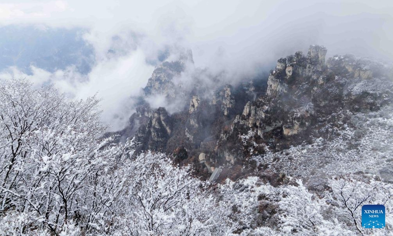 This photo taken on Nov. 5, 2023 shows the scenery of snow-covered Baishi Mountain in Laiyuan County, north China's Hebei Province.(Photo: Xinhua)