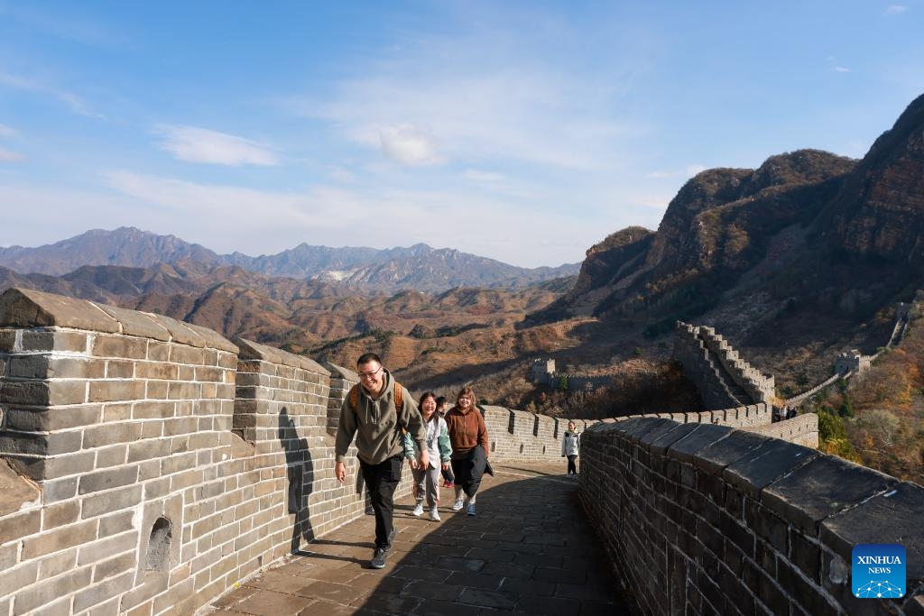 Tourists visit the Taipingzhai section of the Huangyaguan Great Wall in Jizhou District of Tianjin, north China, Nov. 6, 2023.(Photo: Xinhua)