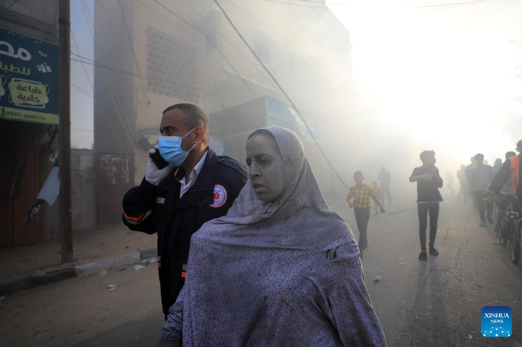 People conduct rescue work among residential buildings destroyed in an Israeli strike in the southern Gaza Strip city of Khan Younis, Nov. 7, 2023. The month-long Israel-Hamas conflict has so far led to the deaths of over 10,000 Palestinians in Gaza. On the Israeli side, more than 1,400 people lost their lives, with the majority in the Hamas attack on Oct. 7, which triggered the ongoing conflict.(Photo: Xinhua)