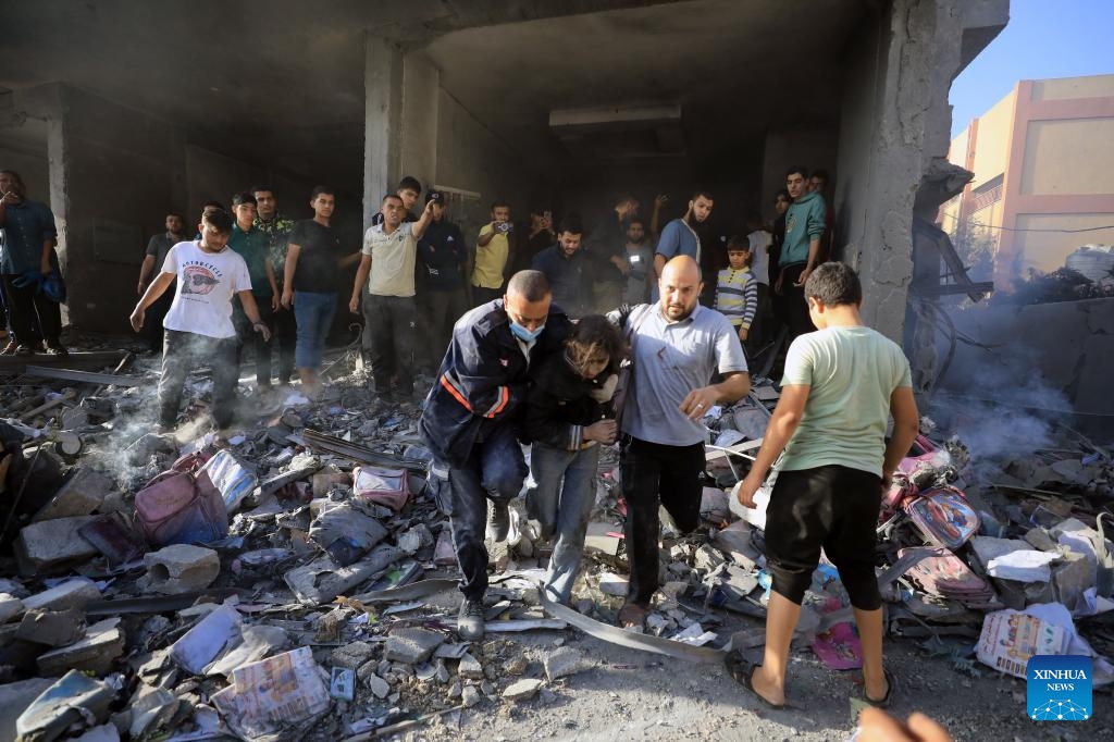 People conduct rescue work among residential buildings destroyed in an Israeli strike in the southern Gaza Strip city of Khan Younis, Nov. 7, 2023. The month-long Israel-Hamas conflict has so far led to the deaths of over 10,000 Palestinians in Gaza. On the Israeli side, more than 1,400 people lost their lives, with the majority in the Hamas attack on Oct. 7, which triggered the ongoing conflict.(Photo: Xinhua)