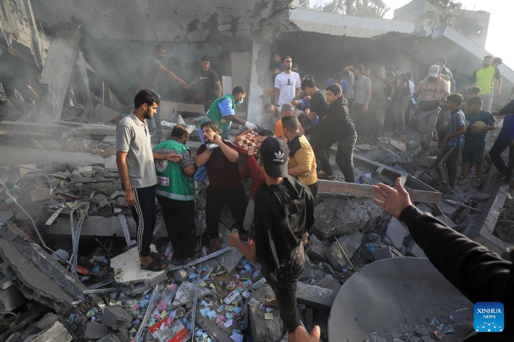 People conduct rescue work among residential buildings destroyed in an Israeli strike in the southern Gaza Strip city of Khan Younis, Nov. 7, 2023. The month-long Israel-Hamas conflict has so far led to the deaths of over 10,000 Palestinians in Gaza. On the Israeli side, more than 1,400 people lost their lives, with the majority in the Hamas attack on Oct. 7, which triggered the ongoing conflict.(Photo: Xinhua)