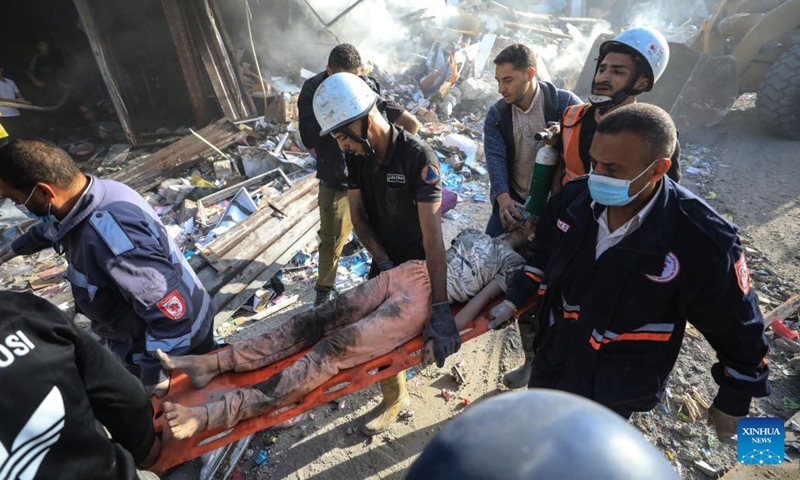 People conduct rescue work among residential buildings destroyed in an Israeli strike in the southern Gaza Strip city of Khan Younis, Nov. 7, 2023. The month-long Israel-Hamas conflict has so far led to the deaths of over 10,000 Palestinians in Gaza. On the Israeli side, more than 1,400 people lost their lives, with the majority in the Hamas attack on Oct. 7, which triggered the ongoing conflict.(Photo: Xinhua)