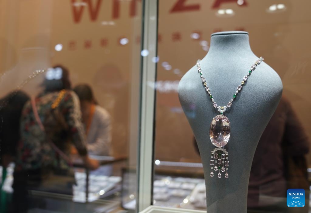 A necklace is displayed at a booth of Pakistan at the 6th China International Import Expo (CIIE) in east China's Shanghai, Nov. 7, 2023.(Photo: Xinhua)