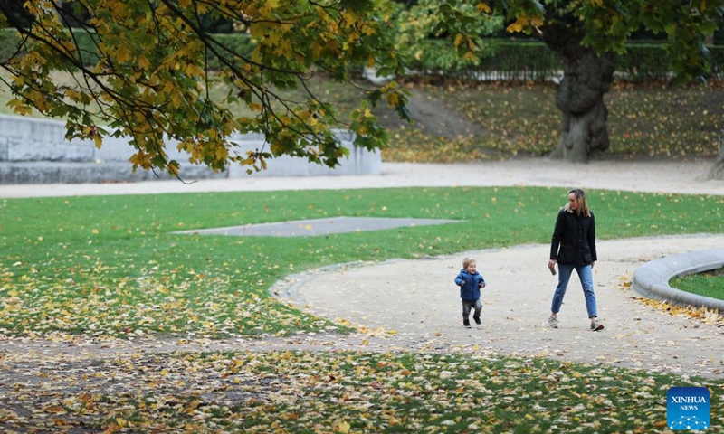 People enjoy the autumn scenery at a park in Brussels, Belgium, Nov. 7, 2023.(Photo: Xinhua)