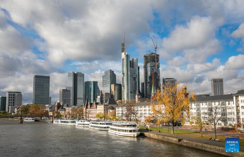 This photo taken on Nov. 8, 2023 shows autumn scenery along the river Main in Frankfurt, Germany.(Photo: Xinhua)