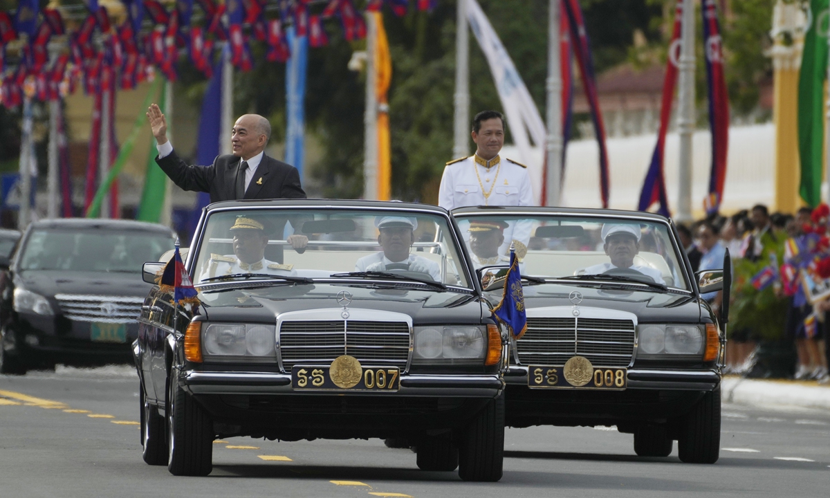 Cambodia's King Norodom Sihamoni (left) waves from a vehicle to his government civil servants, accompanied by Prime Minister Hun Manet, during the country's 70th Independence Day, in Phnom Penh, Cambodia, on November 9, 2023. The country gained independence from France on November 9, 1953.Photo: VCG