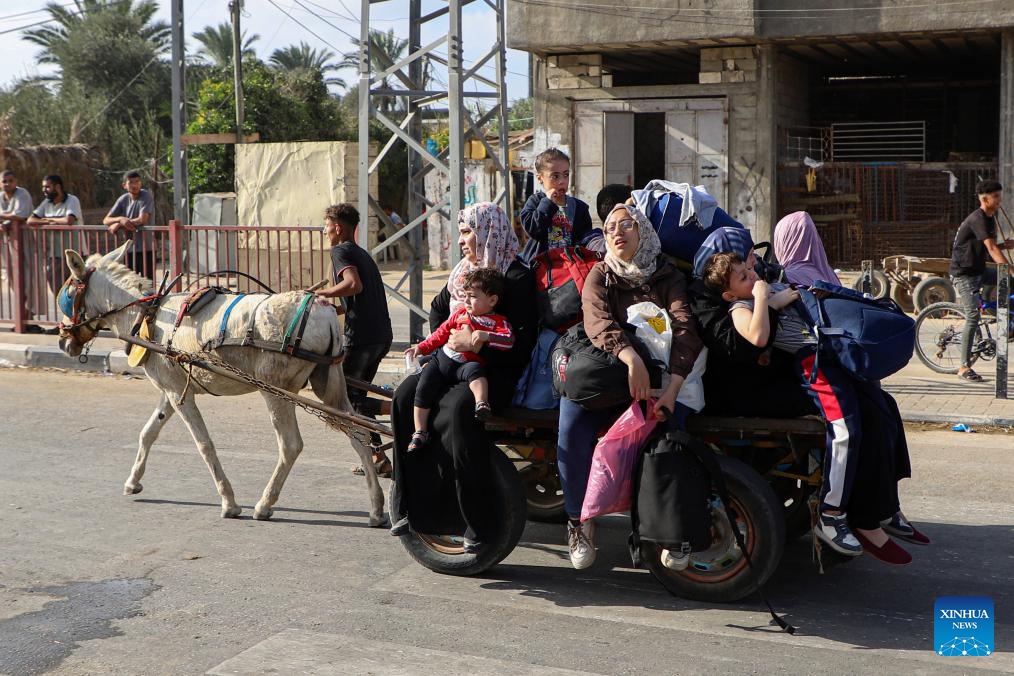 Palestinian people are seen on their way from Gaza City toward south, in central Gaza Strip, Nov. 8, 2023.(Photo: Xinhua)