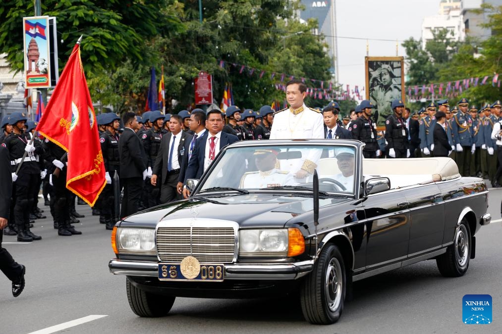 Cambodian Prime Minister Hun Manet (C) attends the Independence Day celebration in Phnom Penh, Cambodia, Nov. 9, 2023. (Photo: Xinhua)