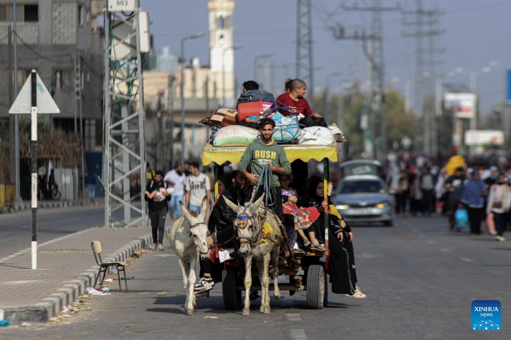 Palestinian people are seen on their way from Gaza City toward south, in central Gaza Strip, Nov. 8, 2023.(Photo: Xinhua)