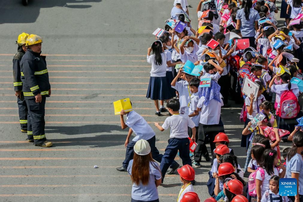 Firefighters observe students participate in a nationwide simultaneous earthquake drill at a school in Quezon City, the Philippines, Nov. 9, 2023.(Photo: Xinhua)