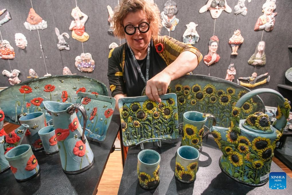 A vendor showcases her pottery products at the Circle Craft Holiday Market in Vancouver, British Columbia, Canada, Nov. 8, 2023.(Photo: Xinhua)