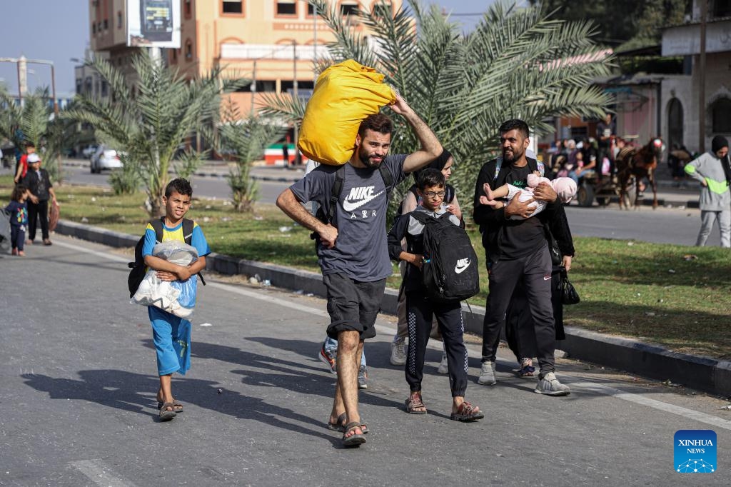 Palestinian people are seen on their way from Gaza City toward south, in central Gaza Strip, Nov. 8, 2023.(Photo: Xinhua)