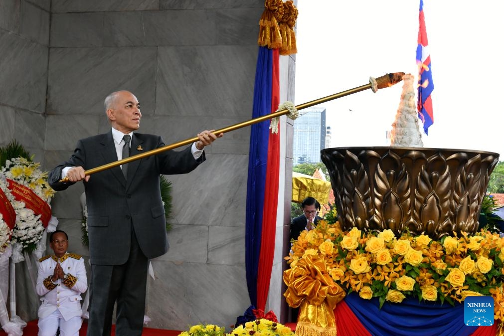 Cambodian King Norodom Sihamoni (C) lights the ceremonial victory fire inside the Independence Monument during the Independence Day celebration in Phnom Penh, Cambodia, Nov. 9, 2023.(Photo: Xinhua)