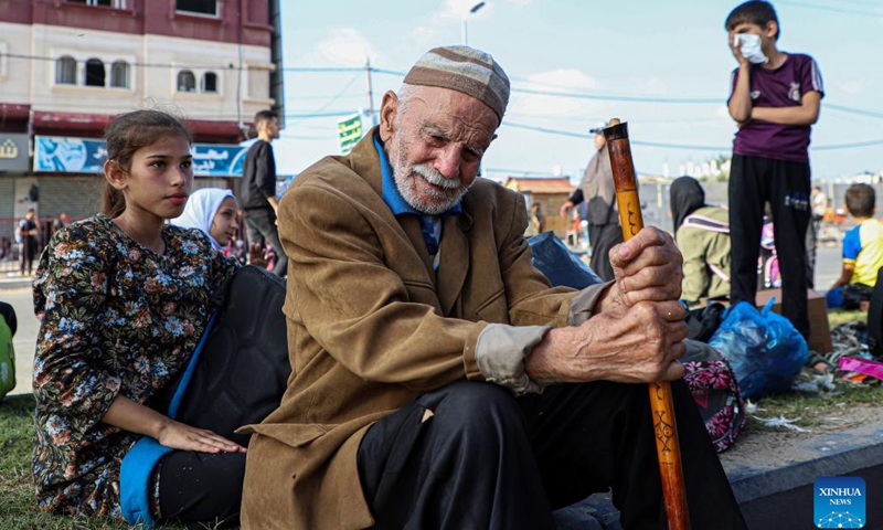 Palestinian people are seen on their way from Gaza City toward south, in central Gaza Strip, Nov. 8, 2023.(Photo: Xinhua)