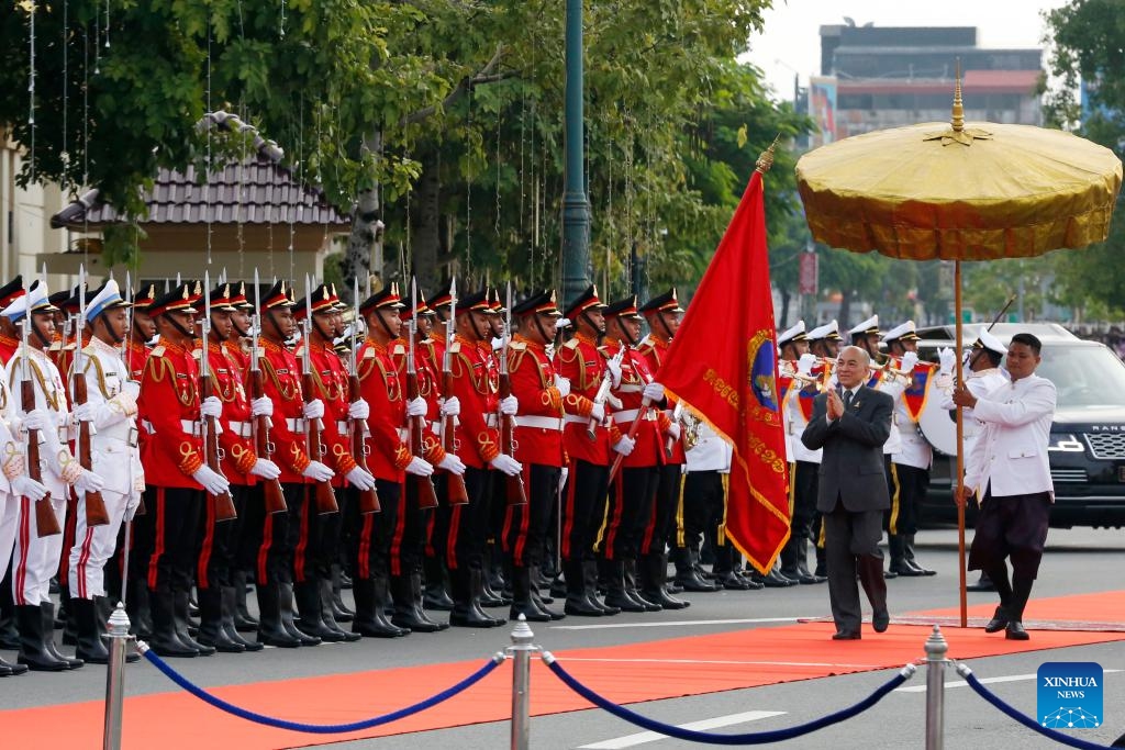 Cambodian King Norodom Sihamoni inspects the guard of honor during the Independence Day celebration in Phnom Penh, Cambodia, Nov. 9, 2023.(Photo: Xinhua)