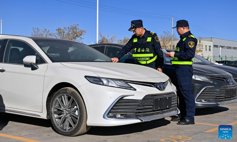 Customs officers check vehicles to be exported in the comprehensive bonded zone in Kashgar Prefecture, northwest China's Xinjiang Uygur Autonomous Region, Nov. 4, 2023. (Photo: Xinhua)