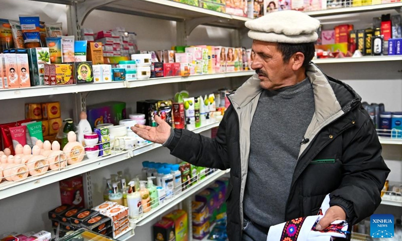 A Pakistani merchant introduces commodities that he imported through the Khunjerab Pass in Taxkorgan Tajik Autonomous County, northwest China's Xinjiang Uygur Autonomous Region, Nov. 5, 2023.  (Photo: Xinhua)