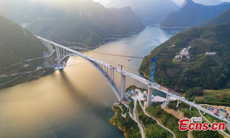 The main structure of Tian'e Longtan Bridge, the world's longest span arch bridge competes construction in Tian'e County of Hechi City, south China's Guangxi Zhuang Autonomous Region, Nov. 10, 2023. (Photo provided to China News Service)