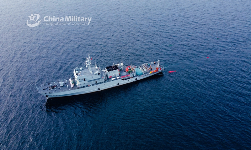 A minesweeper attached to a naval group under the PLA Northern Theater Command places mine-sweeping devices during a maritime combat training exercise on October 23, 2023.  (Photo:eng.chinamil.com.cn)