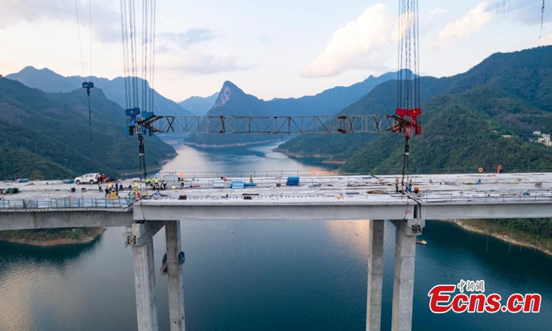 The main structure of Tian'e Longtan Bridge, the world's longest span arch bridge competes construction in Tian'e County of Hechi City, south China's Guangxi Zhuang Autonomous Region, Nov. 10, 2023. (Photo provided to China News Service)