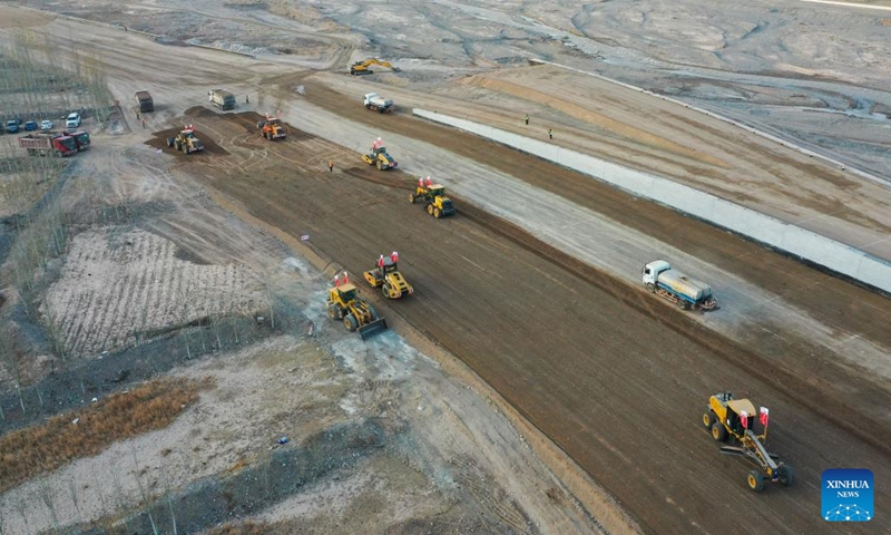 This aerial photo taken on Nov. 8, 2023 shows a construction site of a section of the G315 highway linking Tuopa Village and the Torugart port, northwest China's Xinjiang Uygur Autonomous Region.  (Photo: Xinhua)