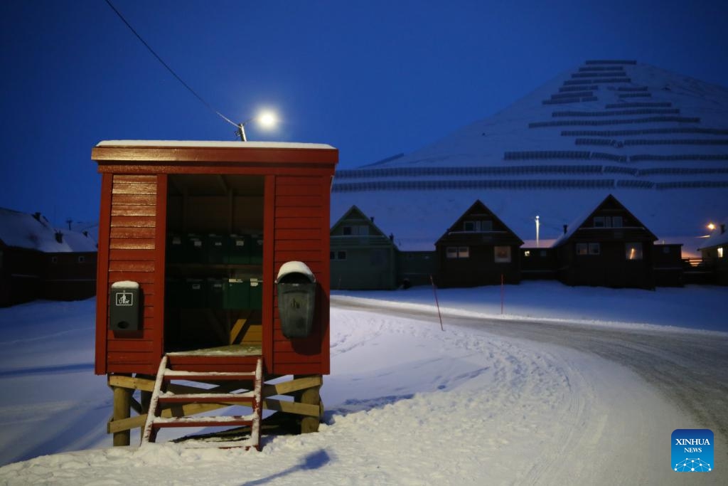 This photo taken on Nov. 14, 2023 shows a cabin for mailboxes in Longyearbyen, Svalbard, Norway. Longyearbyen is situated within the Svalbard archipelago at a latitude of approximately 78 degrees north, about 1,300 kilometers from the North Pole, where a polar night lasting up to four months takes place each year.(Photo: Xinhua)