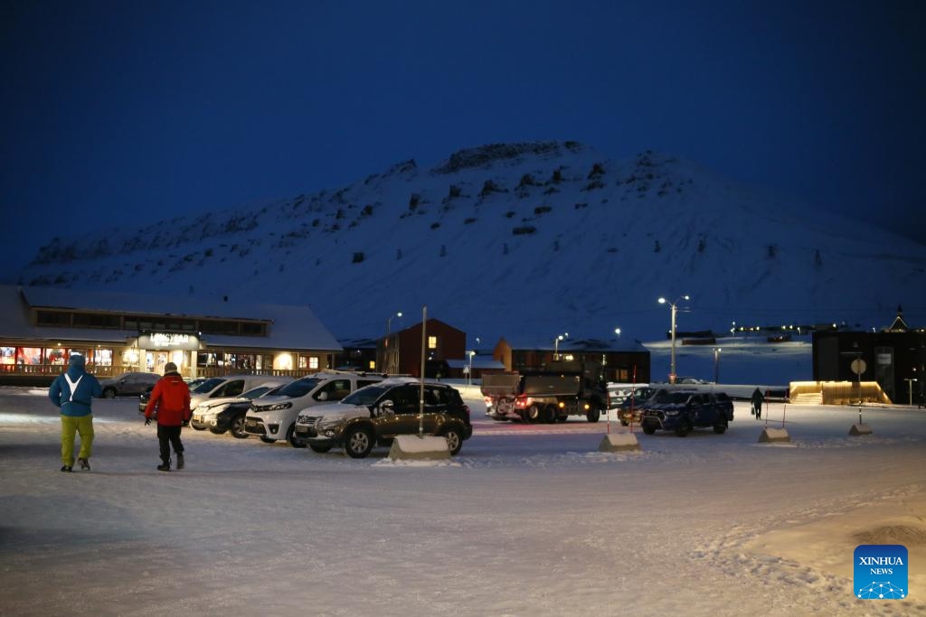 This photo taken on Nov. 14, 2023 shows a parking lot in Longyearbyen, Svalbard, Norway. Longyearbyen is situated within the Svalbard archipelago at a latitude of approximately 78 degrees north, about 1,300 kilometers from the North Pole, where a polar night lasting up to four months takes place each year.(Photo: Xinhua)