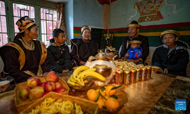 Tsering Toinzhub (2nd R) and Lhagba Zhoima (1st L) drink buttered tea with their family in Suosong Village of Nyingchi, southwest China's Xizang Autonomous Region, Nov. 14, 2023. Locals in Nyingchi follow the tradition to celebrate their special New Year, known as the Gongbo New Year, on Oct. 1 by the Tibetan calendar, which fell on Nov. 14 this year.(Photo: Xinhua)