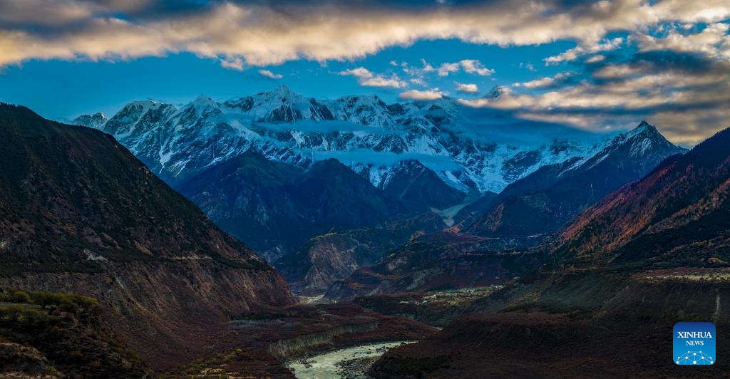 This aerial photo taken on Nov. 14, 2023 shows the sunrise scenery of Mount Namcha Barwa seen at Suosong Village of Nyingchi, southwest China's Tibet Autonomous Region.(Photo: Xinhua)