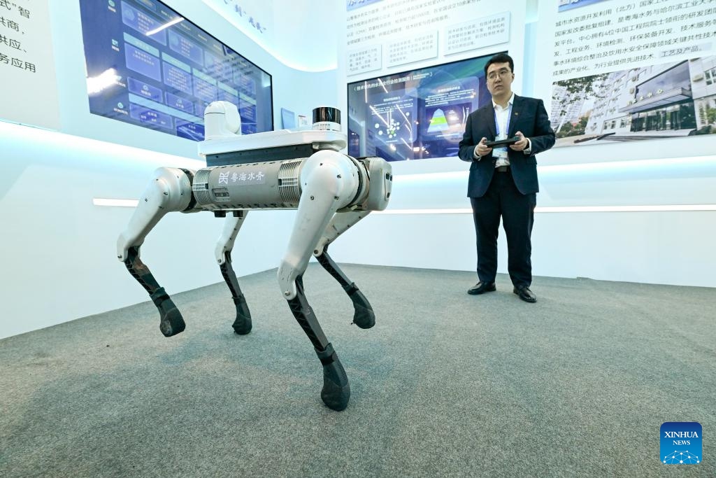 A staff member demonstrates a four-legged patrol robot during the 25th China Hi-Tech Fair (CHTF) in Shenzhen, south China's Guangdong Province, Nov. 15, 2023. The 25th China Hi-Tech Fair (CHTF) kicked off here Wednesday, attracting 4,925 exhibitors from 105 countries and regions.(Photo: Xinhua)