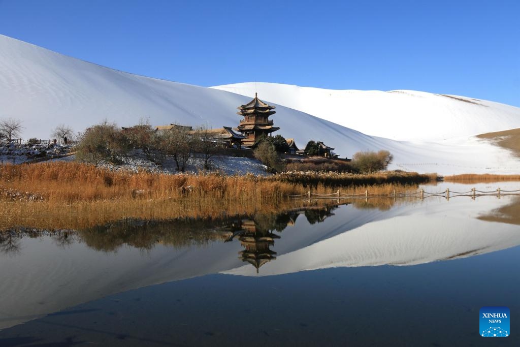 This photo taken on Nov. 15, 2023 shows snow scenery of the Mingsha Mountain and Crescent Spring scenic spot in Dunhuang, northwest China's Gansu Province.(Photo: Xinhua)