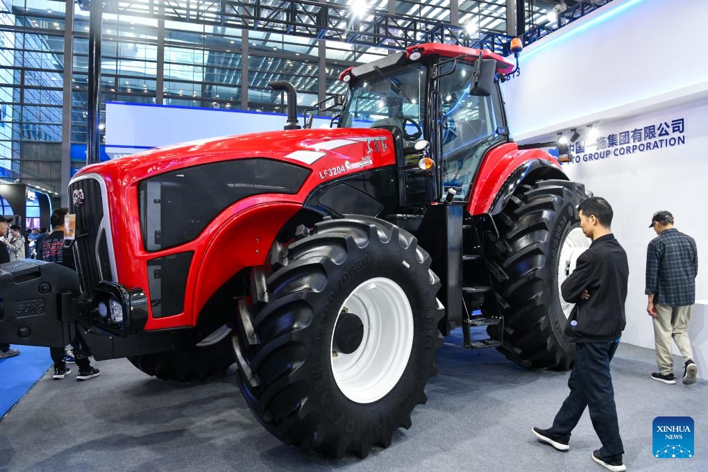 People look at a wheeled tractor during the 25th China Hi-Tech Fair (CHTF) in Shenzhen, south China's Guangdong Province, Nov. 15, 2023. The 25th China Hi-Tech Fair (CHTF) kicked off here Wednesday, attracting 4,925 exhibitors from 105 countries and regions.(Photo: Xinhua)