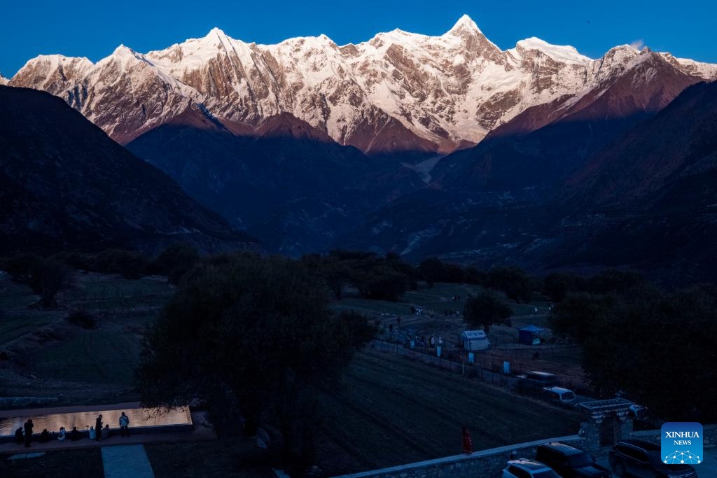 This photo taken on Nov. 13, 2023 shows the sunset scenery of Mount Namcha Barwa seen at Suosong Village of Nyingchi, southwest China's Tibet Autonomous Region.(Photo: Xinhua)